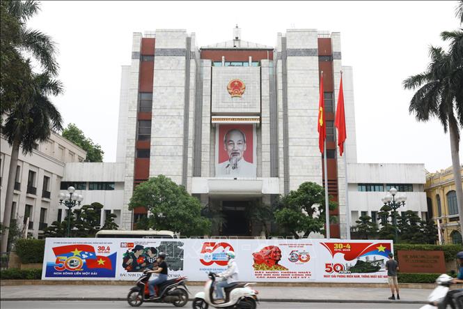 Pano chào mừng 50 năm thống nhất đất nước trước cửa UBND thành phố Hà Nội. Ảnh: Quốc Lũy-TTXVN