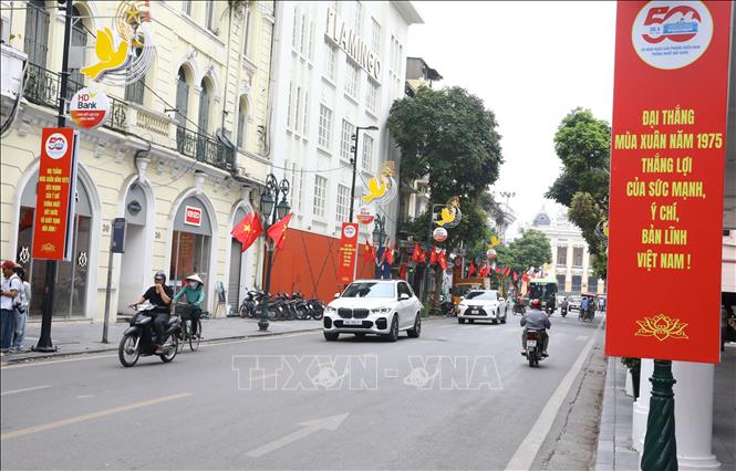 Đường phố Hà Nội khoác lên màu áo mới với rực rỡ cờ hoa. Ảnh: Quốc Lũy-TTXVN