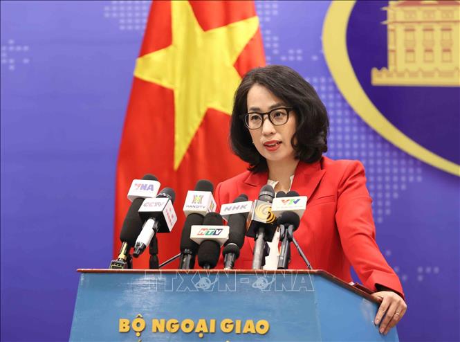 Người phát ngôn Bộ Ngoại giao Phạm Thu Hằng chủ trì họp báo. Ảnh: An Đăng - TTXVN