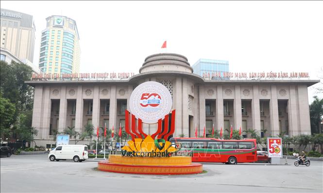 Pano chào mừng kỷ niệm 50 năm giải phóng miền Nam, thống nhất đất nước trước Ngân hàng Nhà nước Việt Nam. Ảnh: Quốc Lũy - TTXVN