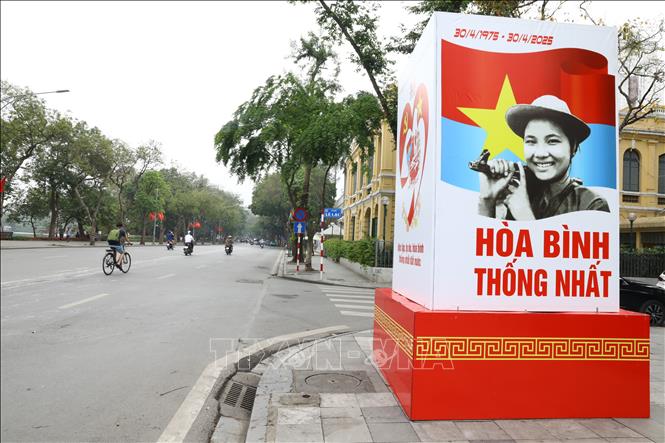 Pano, áp phích chào mừng kỷ niệm 50 năm giải phóng miền Nam, thống nhất đất nước trên đường phố Hà Nội. Ảnh: Quốc Lũy - TTXVN