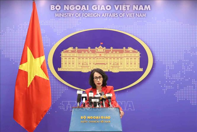 Người phát ngôn Bộ Ngoại giao Phạm Thu Hằng chủ trì họp báo. Ảnh: An Đăng - TTXVN