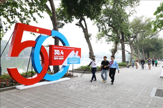Pano chào mừng kỷ niệm 50 năm giải phóng miền Nam, thống nhất đất nước trên đường phố Hà Nội. Ảnh: Quốc Lũy - TTXVN