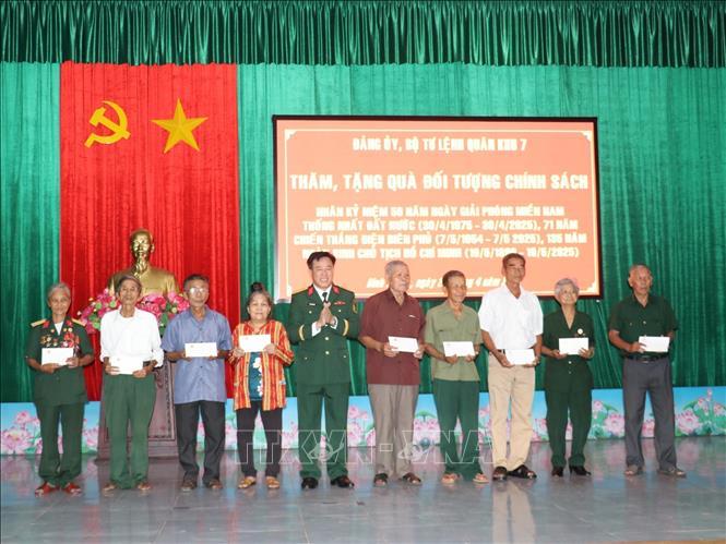 Đại tá Thái Thành Đức, Phó Chủ nhiệm Chính trị Quân khu 7 tặng quà các gia đình chính sách, người có công với cách mạng. Ảnh: K GỬIH -TTXVN
