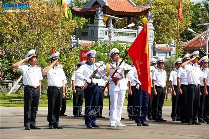 Giữa trùng khơi sóng gió, lễ chào cờ của cán bộ, chiến sĩ và nhân dân trên đảo Trường Sa diễn ra trang nghiêm và xúc động. Ảnh: Diệu Thúy - TTXVN