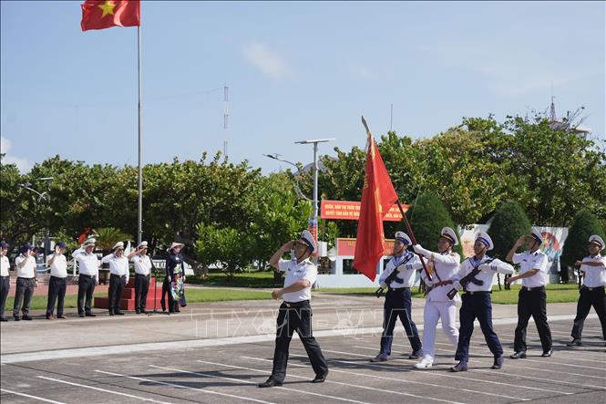 Lễ chào cờ của cán bộ, chiến sĩ và nhân dân trên đảo Trường Sa. Ảnh: Diệu Thúy - TTXVN