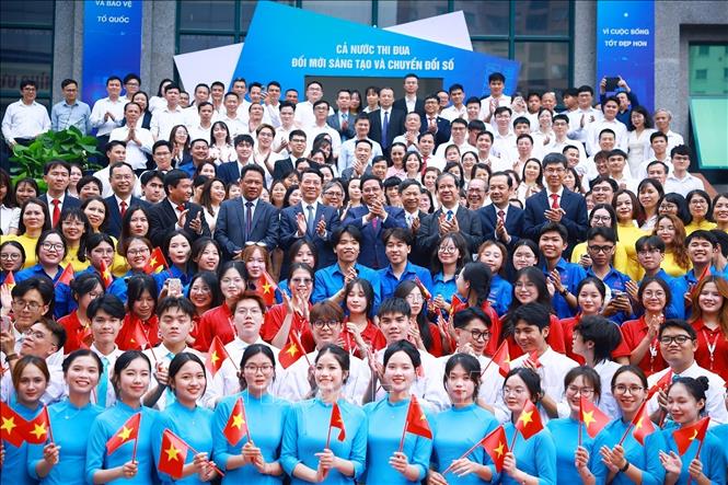 Prime Minister Pham Minh Chinh with the leadership and students of the Posts and Telecommunications Institute of Technology (PTIT). VNA Photo: Dương Giang