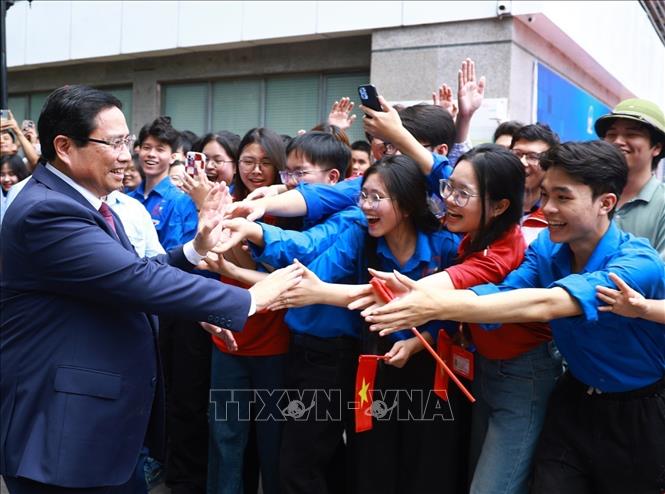 Prime Minister Pham Minh Chinh with students of the Posts and Telecommunications Institute of Technology (PTIT). VNA Photo: Dương Giang