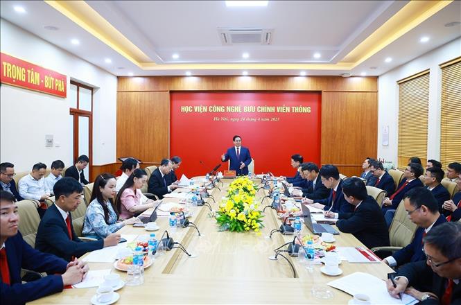 Prime Minister Pham Minh Chinh has a working session with the Posts and Telecommunications Institute of Technology (PTIT). VNA Photo: Dương Giang