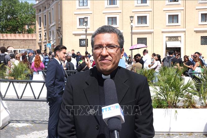 Linh mục Javier Alonso trả lời phỏng vấn phóng viên TTXVN tại Roma về đóng góp của Giáo hoàng Francis, Ảnh: Dương Hoa- PV TTXVN tại Italy