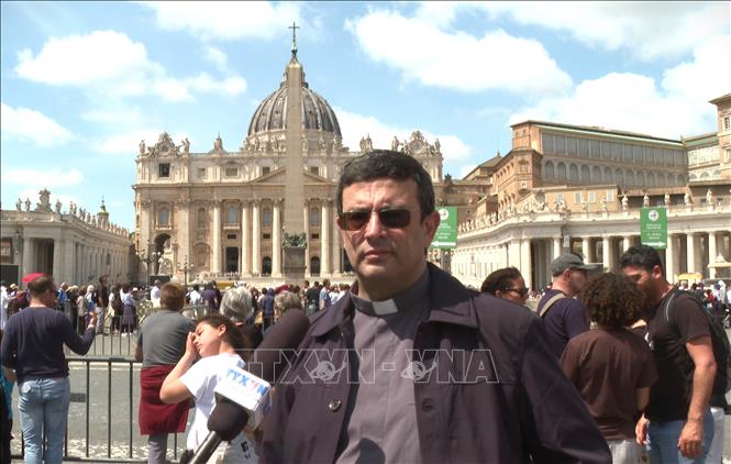 Linh mục Fernando trả lời phỏng vấn phóng viên TTXVN tại Roma. Ảnh: Dương Hoa- PV TTXVN tại Italy