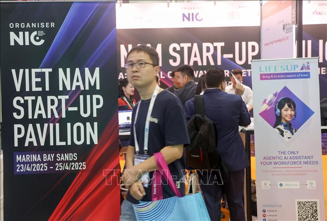 Gian hàng quốc gia Việt Nam và “Ngày Việt Nam” 24/4 thu hút nhiều khách tham quan. Ảnh: Ngọc Khương-Pv TTXVN tại Singapore