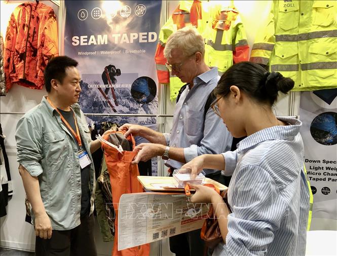 A producer introduces new clothing products to visitors. VNA Photo: Mỹ Phương
