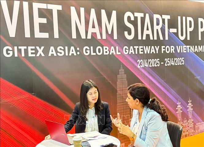 A Vietnamese entrepreneur talks to potential investor at the event. VNA Photo: Ngọc Khương