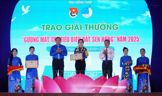 Đoàn viên nhận giải thưởng “Gương mặt trẻ tiêu biểu Đất Sen hồng” năm 2025. Ảnh: Nhựt An - TTXVN