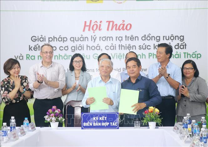 VIETRISA signs a cooperation agreement with the Vietnam Food Association to promote the development of the rice industry chain. VNA Photo: Thu Hiền