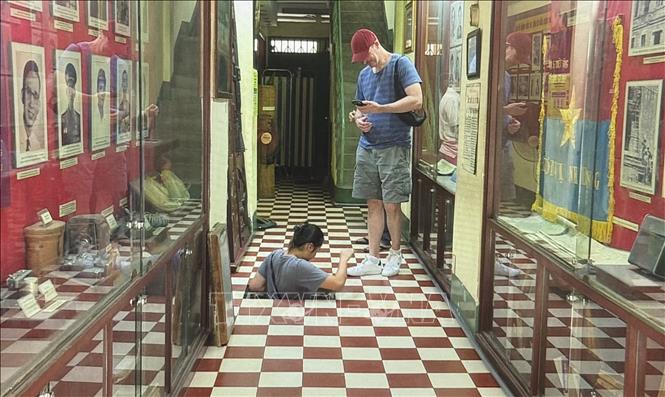 Nhiều du khách nước ngoài đến thăm quan và trải nghiệm tại Hầm chứa vũ khí bí mật của Biệt động Sài Gòn. Ảnh: Hữu Duyên - TTXVN