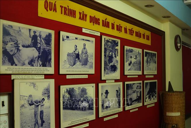 Khu vực trưng bày ảnh tư liệu giới thiệu quá trình xây dựng hầm và vận chuyển vũ khí. Ảnh: Hữu Duyên - TTXVN