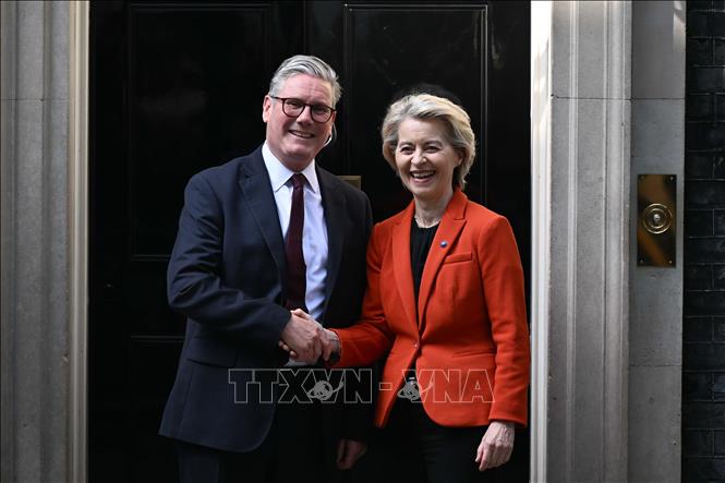 Chủ tịch EC Ursula von der Leyen (phải) và Thủ tướng Anh Keir Starmer tại cuộc gặp ở London ngày 24/4/2025. Ảnh: AA/TTXVN