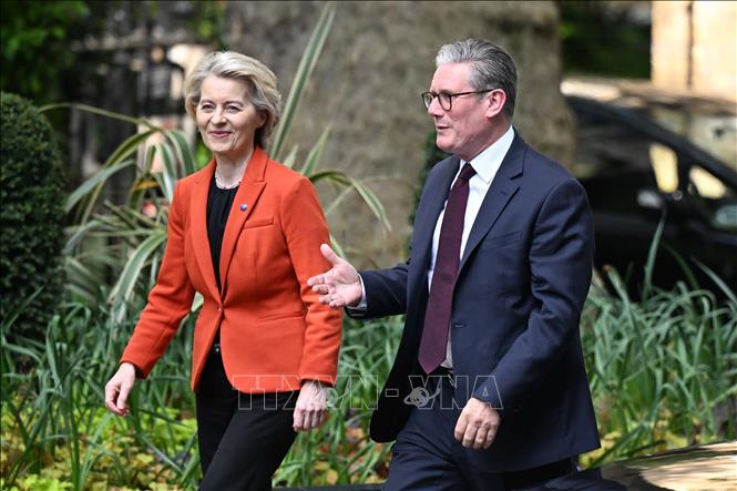 Chủ tịch EC Ursula von der Leyen (trái) và Thủ tướng Anh Keir Starmer tại cuộc gặp ở London ngày 24/4/2025. Ảnh: AA/TTXVN