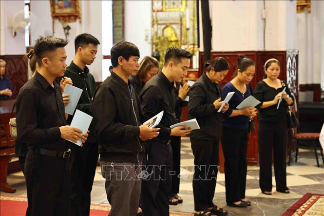 Người dân cầu nguyện tại lễ viếng Đức Giáo Hoàng Phanxicô. Ảnh: Minh Đức – TTXVN