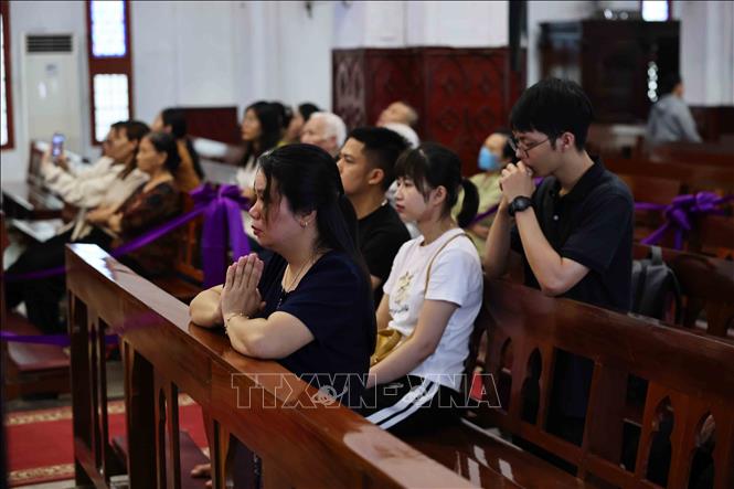 Người dân dự lễ viếng Đức Giáo Hoàng Phanxicô tại Nhà thờ lớn Hà Nội. Ảnh: Minh Đức – TTXVN