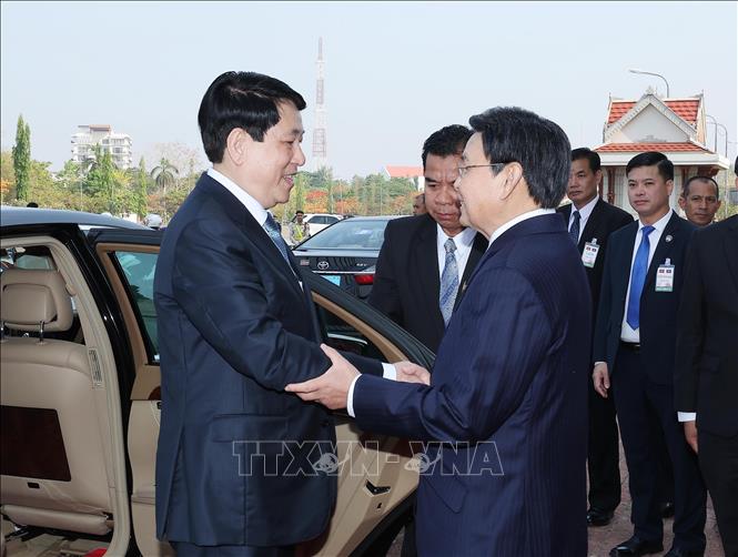 President Luong Cuong is welcomed by Lao NA Chairman Saysomphone Phomvihane. VNA Photo: Lâm Khánh 