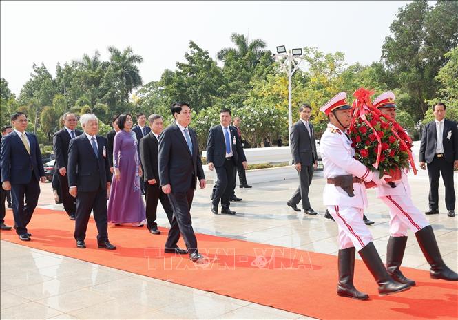 President Luong Cuong and the Vietnamese delegation offer flowers in tribute to late Lao President Kaysone Phomvihane. VNA Photo: Lâm Khánh 