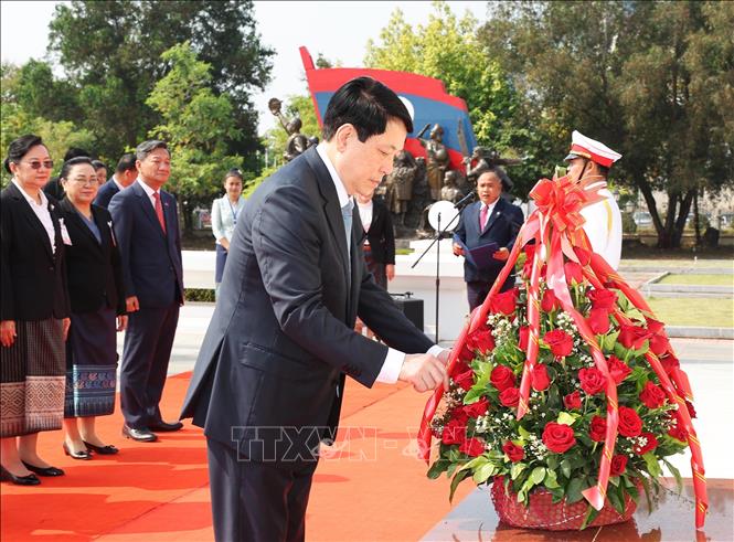 President Luong Cuong and the Vietnamese delegation offer flowers in tribute to late Lao President Kaysone Phomvihane. VNA Photo: Lâm Khánh 