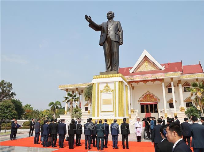 President Luong Cuong and the Vietnamese delegation offer flowers in tribute to late Lao President Kaysone Phomvihane. VNA Photo: Lâm Khánh 