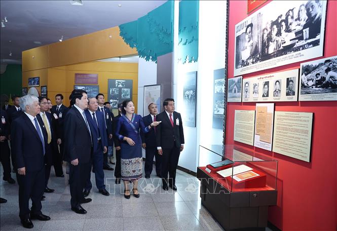 President Luong Cuong and the Vietnamese delegation visit the Kaysone Phomvihane Museum. VNA Photo: Lâm Khánh 