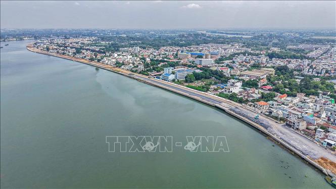Dự án “Đường và kè ven sông Đồng Nai”, có chiều dài 5,2km, với tổng mức đầu tư gần 2000 tỷ đồng. Ảnh: Hoàng Hiếu – TTXVN