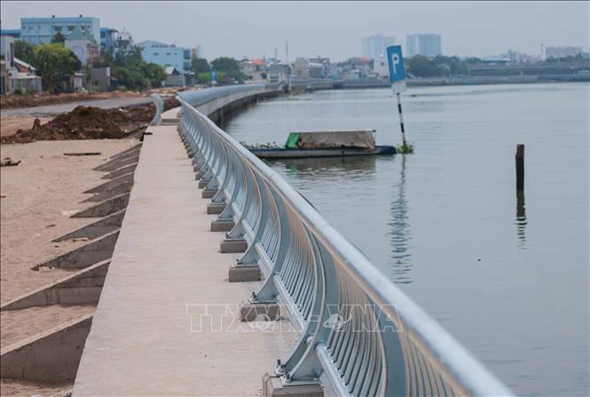 Lan can một số khu vực tại Dự án “Đường và kè ven sông Đồng Nai” đang được hoàn thiện. Ảnh: Hoàng Hiếu - TTXVN
