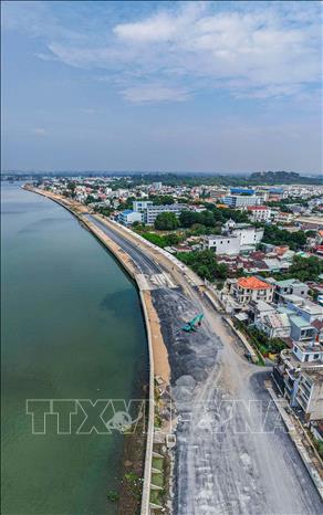 Dự án “Đường và kè ven sông Đồng Nai”, có chiều dài 5,2km, với tổng mức đầu tư gần 2.000 tỷ đồng. Ảnh: Hoàng Hiếu – TTXVN