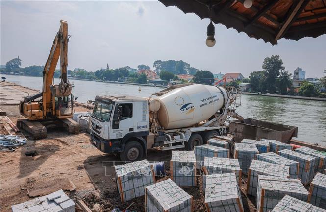 Nguyên vật liệu, máy móc được huy động để sớm hoàn thành tiến độ Dự án 
