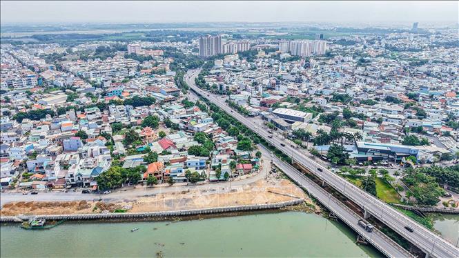 Dự án “Đường và kè ven sông Đồng Nai” khi hoàn thành sẽ góp phần kết nối giao thông khu vực, chỉnh trang đô thị và tạo không gian sinh hoạt công cộng ven sông. Ảnh: Hoàng Hiếu - TTXVN
