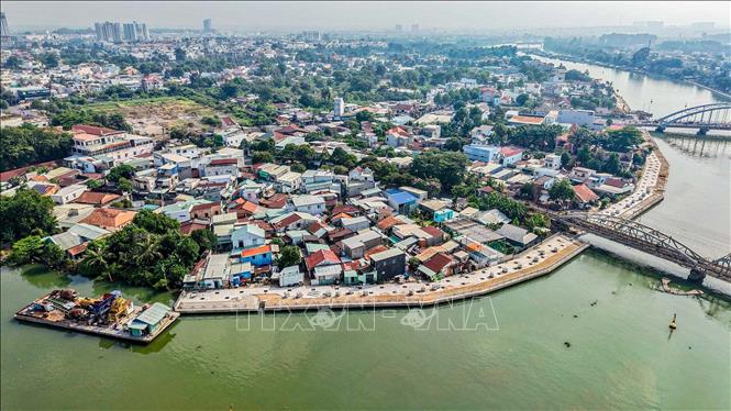 Các dự án khi hoàn thành sẽ cải thiện hạ tầng đô thị, góp phần ứng phó với tình trạng sạt lở ven sông Đồng Nai. Ảnh: Hoàng Hiếu – TTXVN