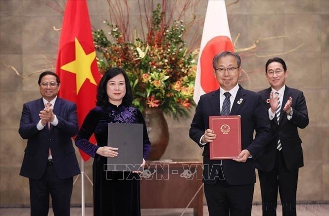 hủ tướng Phạm Minh Chính hội và Thủ tướng Nhật Bản Kishida Fumio chứng kiến lễ trao văn kiện hợp tác đầu tư giữa hai nước (Tokyo, 16/12/2023). Ảnh: Dương Giang-TTXVN