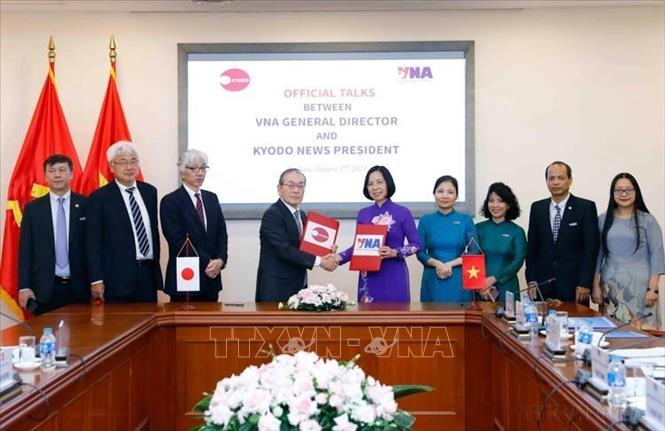 Tổng Giám đốc Thông tấn xã Việt Nam Vũ Việt Trang và Chủ tịch Hãng Thông tấn Kyodo News (Nhật Bản) Toru Mizutani ký Thỏa thuận hợp tác giữa Thông tấn xã Việt Nam và Kyodo News (Nhật Bản), sáng 3/8/2023. Ảnh: An Đăng - TTXVN