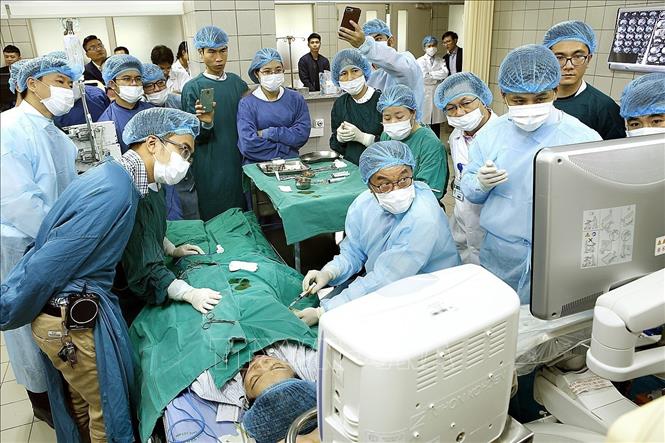 Chuyên gia Nhật Bản chuyển giao kỹ thuật siêu âm can thiệp – đốt sóng cao tần khối ung thư gan bằng kim chùm Leveen cho các bác sĩ bệnh viện Bạch Mai (Hà Nội, 8/12/2018). Ảnh: Dương Ngọc – TTXVN.