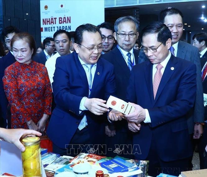 Bộ trưởng Bộ ngoại giao Bùi Thanh Sơn cùng các đại biểu tham quan gian hàng giới thiệu sản phẩm của các tỉnh, thành phố tại Hội nghị 