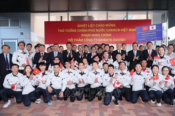Thủ tướng Phạm Minh Chính gặp gỡ lao động Việt Nam đang làm việc tại Công ty Cổ phần Shibata Gousei (tỉnh Gunma, Nhật Bản), chiều 15/12/2023. Ảnh: Dương Giang-TTXVN