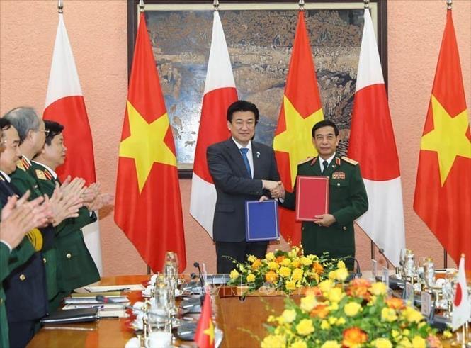 Bộ trưởng Quốc phòng Phan Văn Giang và Bộ trưởng Quốc phòng Nhật Bản Kihara Minoru trao đổi Thư thoả thuận và Biên bản thực hiện việc Nhật Bản chuyển giao 2 xe vận chuyển vật liệu đa năng phục vụ công tác cứu hộ cứu nạn (Hà Nội, 06/08/2024). Ảnh: Trọng Đức-TTXVN