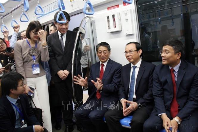Dự án metro Bến Thành-Suối Tiên có tổng mức đầu tư 43.757 tỷ đồng; trong đó vốn vay ODA của Cơ quan hợp tác quốc tế Nhật Bản (JICA) tương đương khoảng 38.265 tỷ đồng. Trong ảnh: Bí thư Thành ủy Thành phố Hồ Chí Minh Nguyễn Văn Nên cùng Đại sứ Nhật Bản tại Việt Nam Ito Naoki và các đại biểu trên tàu metro số 1. Ảnh: Tiến Lực - TTXVN
