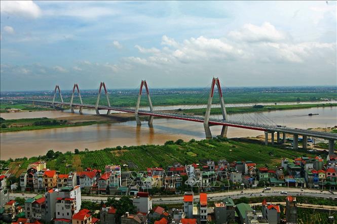 Cầu Nhật Tân - Cây cầu dây văng lớn nhất Việt Nam hiện nay bắc qua sông Hồng - món quà của nhân dân Nhật Bản dành tặng nhân kỷ niệm 60 năm ngày giải phóng Thủ đô (10/10/1954-10/10/2014). Ảnh: Huy Hùng – TTXVN