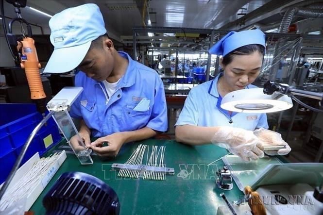 Sản xuất, gia công linh kiện đo lường nhiệt độ của Công ty TNHH Sankoh Việt Nam (100% vốn Nhật Bản) tại KCN Bờ Trái Sông Đà, tỉnh Hòa Bình. Ảnh: Tuấn Anh - TTXVN