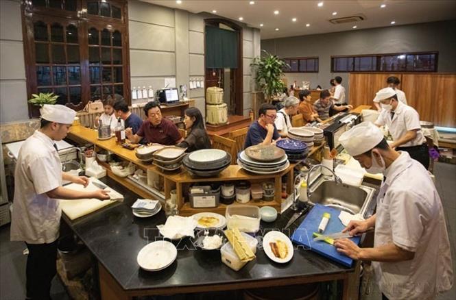 Để đáp ứng nhu cầu tìm hiểu, thưởng thức, làm quen với nền ẩm thực Nhật Bản - Di sản Văn hoá Phi vật thể được UNESCO công nhận năm 2013, các quán ăn, nhà hàng từ bình dân đến cao cấp đậm chất Nhật Bản được mở nhiều trong lòng Hà Nội, góp phần thúc đẩy, hợp tác giao lưu cùng phát triển giữa hai nước (18/04/2023). Ảnh: Hoàng Hiếu – TTXVN