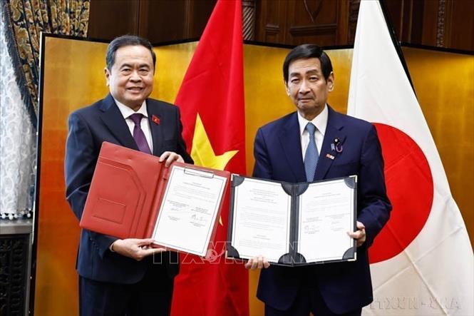 Chủ tịch Quốc hội Trần Thanh Mẫn và Chủ tịch Thượng viện Nhật Bản Sekiguchi Masakazu trao đổi văn kiện hợp tác (Tokyo, 5/12/2024). Ảnh: Doãn Tấn-TTXVN