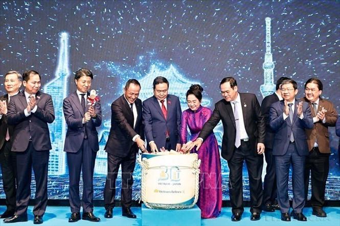 Chủ tịch Quốc hội Trần Thanh Mẫn và Phu nhân cùng đại biểu thực hiện nghi thức kỷ niệm 30 năm mở đường bay trực tiếp Việt Nam – Nhật Bản (Tokyo, 06/12/2024). Ảnh: Doãn Tấn - TTXVN