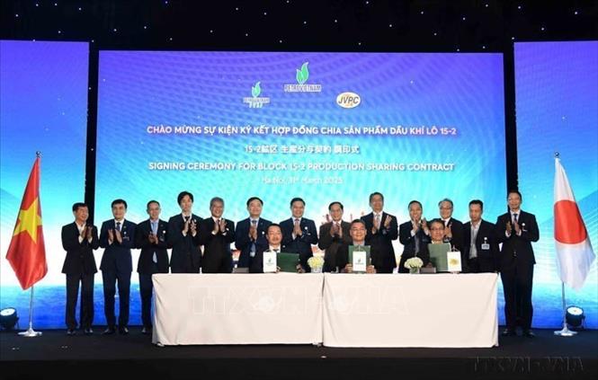 Phó Thủ tướng, Bộ trưởng Ngoại giao Bùi Thanh Sơn và Đại sứ Nhật Bản tại Việt Nam Ito Naoki chứng kiến lễ ký kết hợp tác dầu khí giữa Việt Nam và Nhật Bản (Hà Nội, 31/03/2025). Ảnh: TTXVN